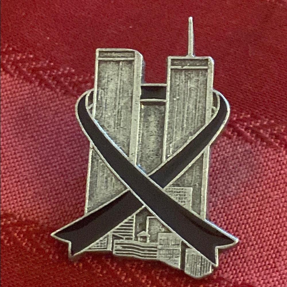 5/$10❤️❤️❤️Vintage 9/11 Twin Towers NYC Pewter & Black Enamel Commemorative Pin
